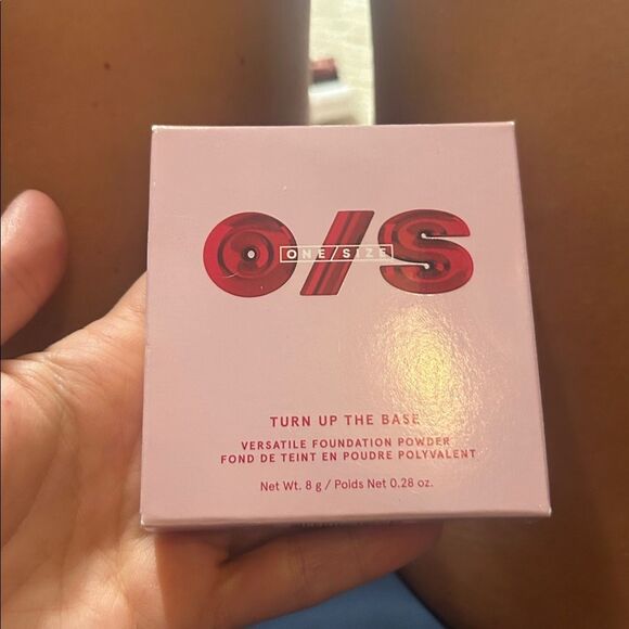 ONE/SIZE by Patrick Starrr
Turn Up The Base Versatile Powder Foundation - Picture 6 of 6